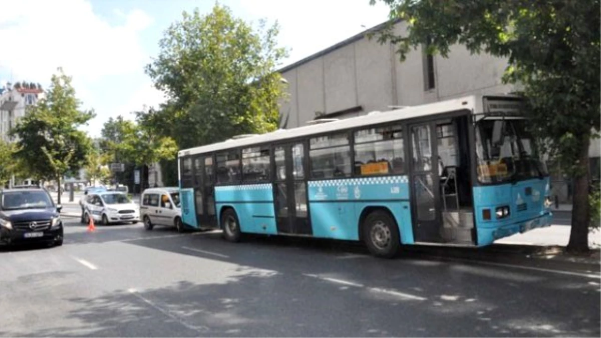 Şişli\'de Özel Halk Otobüsünün Freni Patladı! Araçlara ve Ağaca Çarparak Durdu