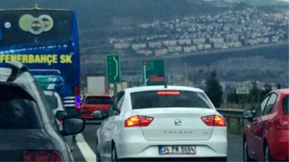 Trafikte Kalan Fenerbahçe Takım Otobüsünü Polis Kurtardı