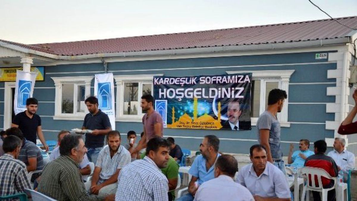 Tuşba Belediyesi Tanışık Köyünde İftar Verdi