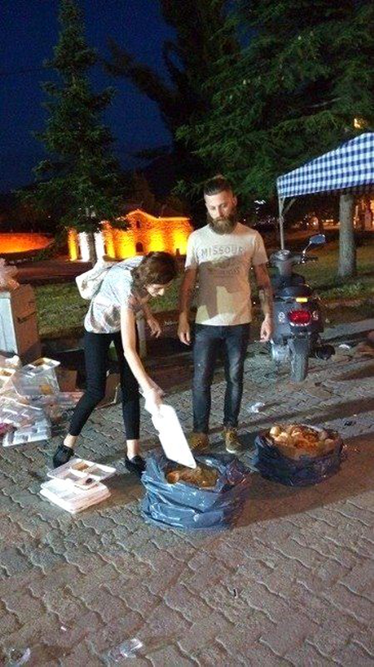 Yemek Atıklarını Toplayarak Sokak Hayvanlarını Besliyorlar
