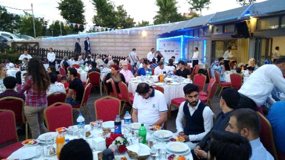 14 Ülkeden Müslümanlar Bursa\'da İftar Yaptı