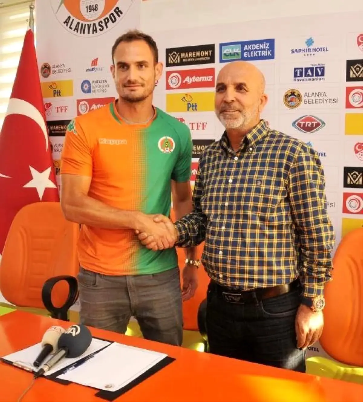 Alanyaspor\'a İspanyol Stoper