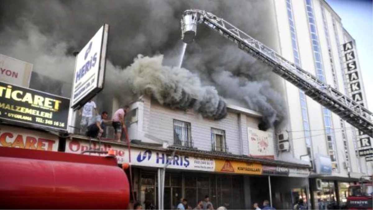 Antalya Sanayi Sitesi\'nde Çıkan Yangında 10 İşyeri Yandı
