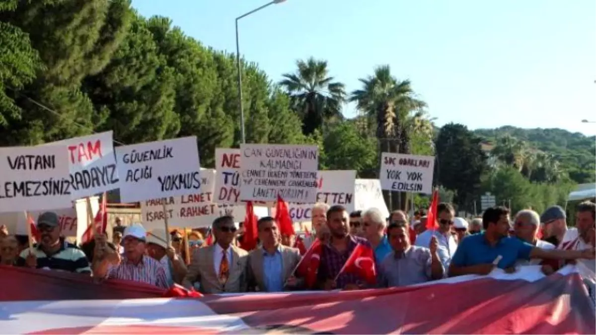 Ayvalık\'ta Madımak Anması ve Terör Protestosu