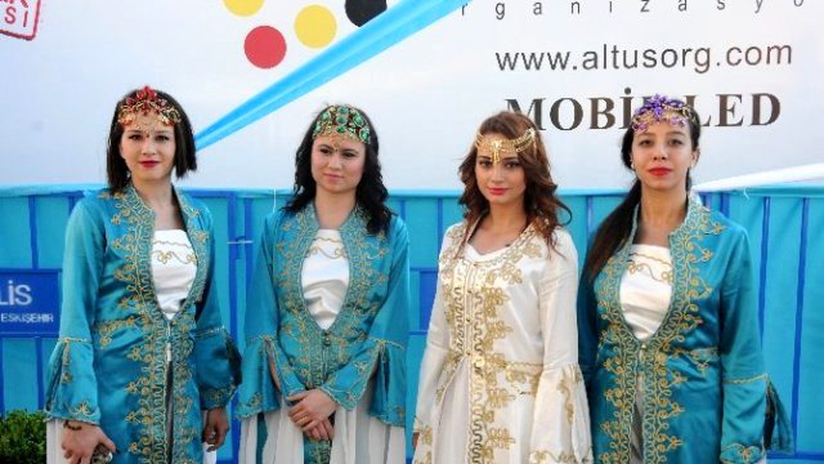 Başbakan\'ı Karşılamak İçin Geleneksel Kıyafet Giydiler