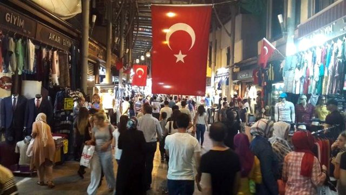 Bursalılar İftar Sonrası Çarşıya Akın Etti