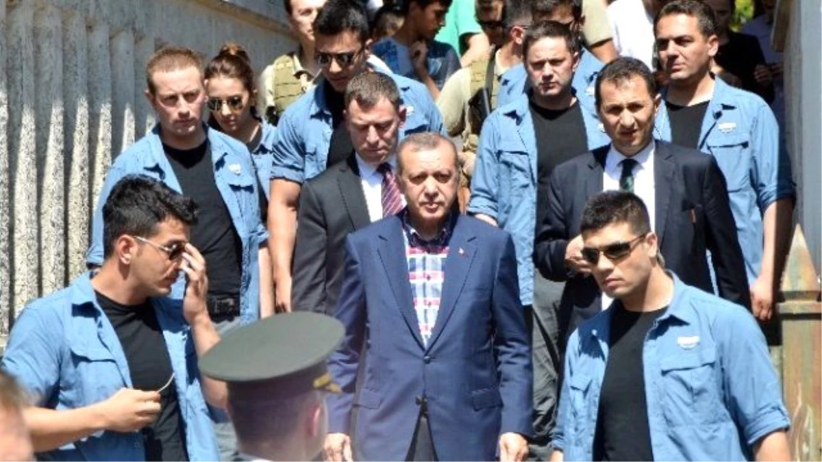 Cumhurbaşkanı Erdoğan Anne ve Babasının Kabrini Ziyaret Etti