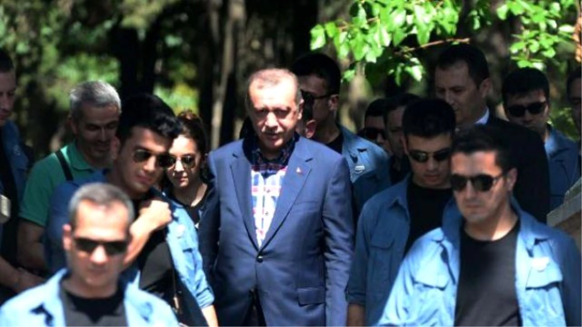 Cumhurbaşkanı Erdoğan Anne ve Babasının Mezarlarını Ziyaret Etti
