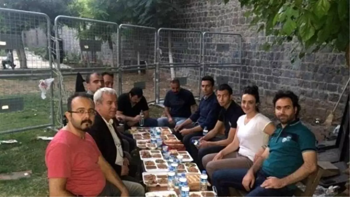 Dermanbaba\'dan Nöbetçi Polislere İftar Morali