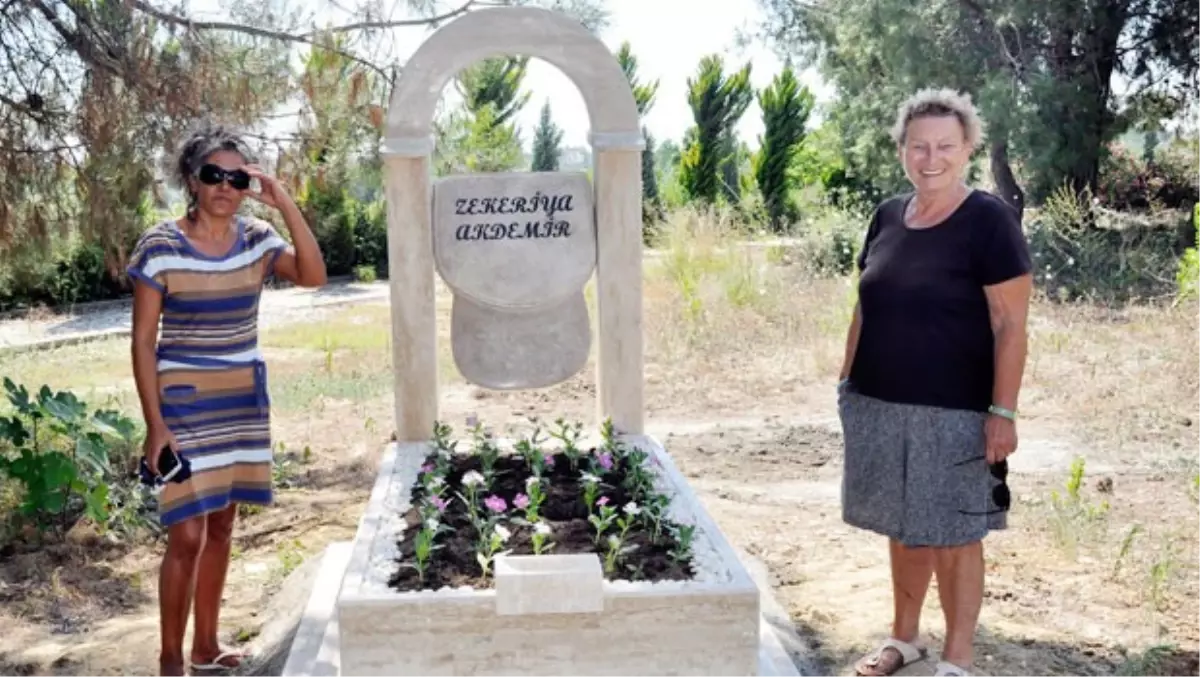 Eşinin En Büyük Tutkusunu, Mezar Taşına İşledi