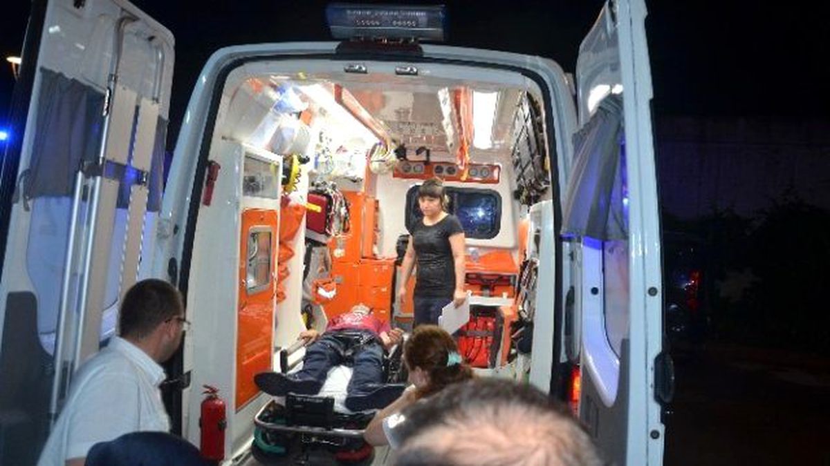 Fatsa\'da Otomobil Refüje Çarptı: 6 Yaralı