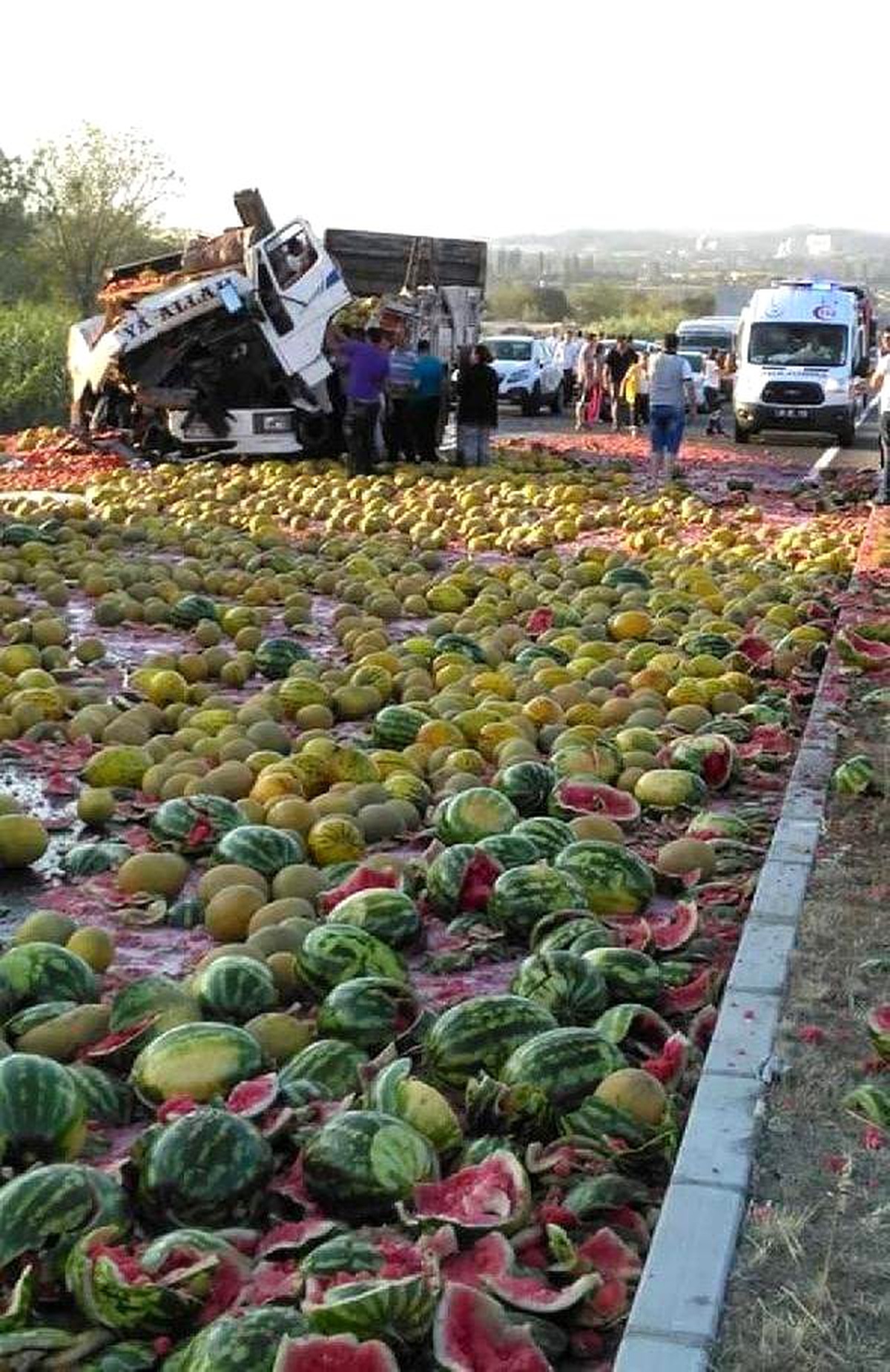 Kamyon Tır\'a Çarptı, Yol Savaş Alanına Döndü