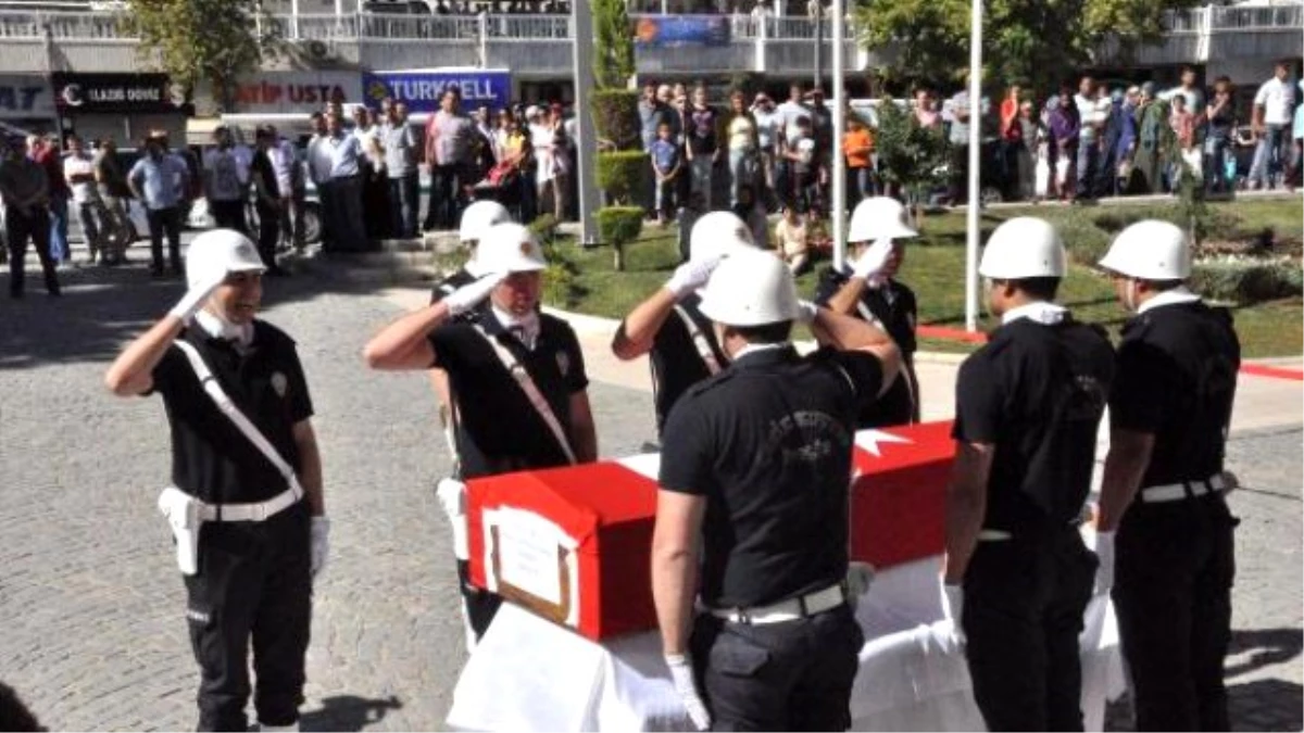 Kazada Ölen Bürokratın Cenazesi Elazığ\'da Toprağa Verildi