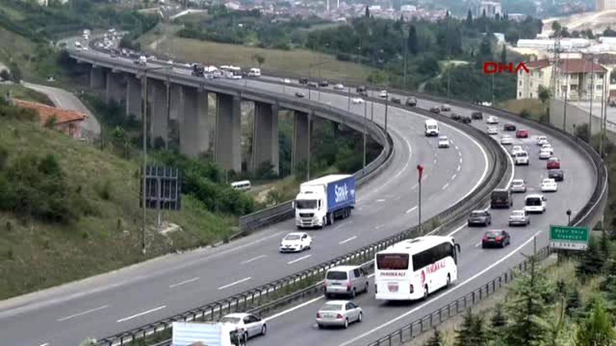 Kocaeli Tem\'de Tatil Trafiği Yoğunluğu İkinci Gün de Devam Etti