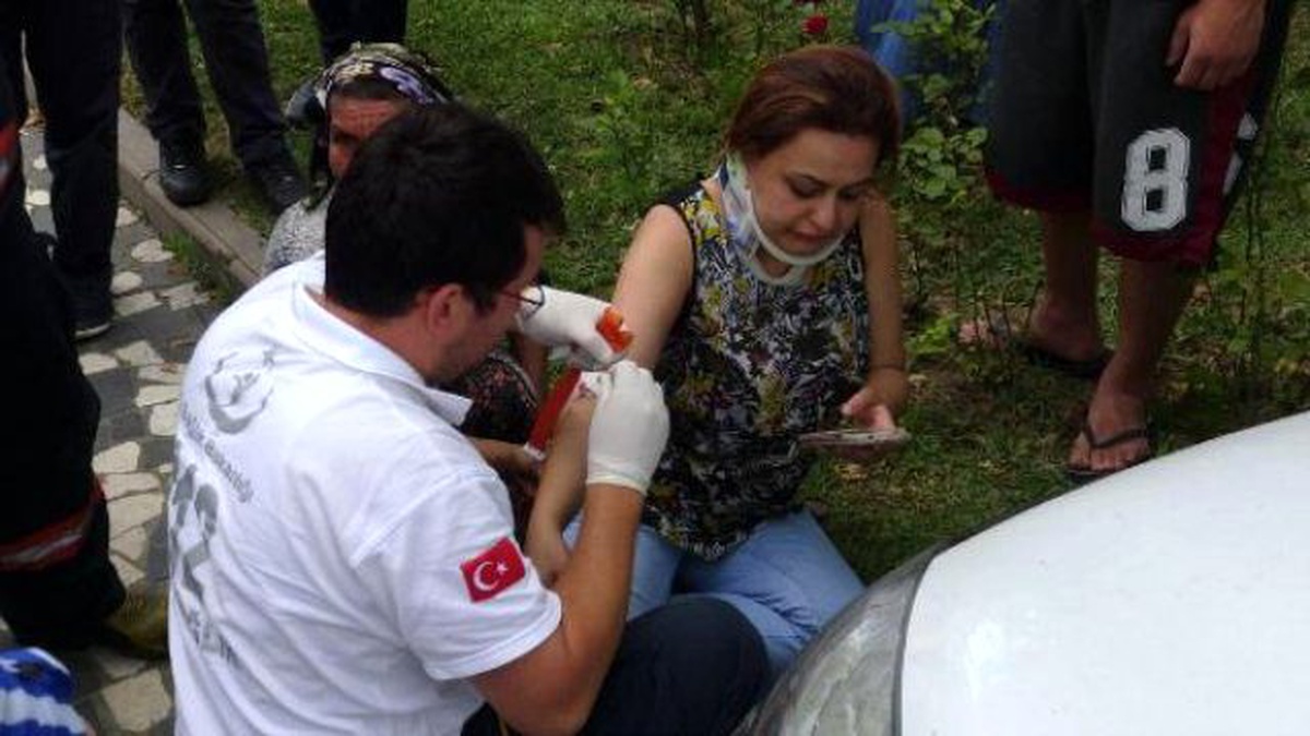 Otomobil Elektrikli Bisiklete Çarptı: 3 Yaralı
