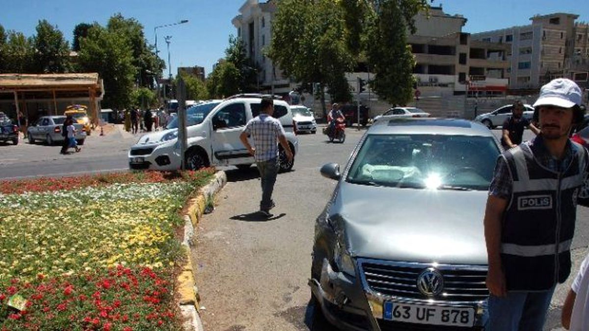 Otomobil ile Hafif Ticari Araç Çarpıştı