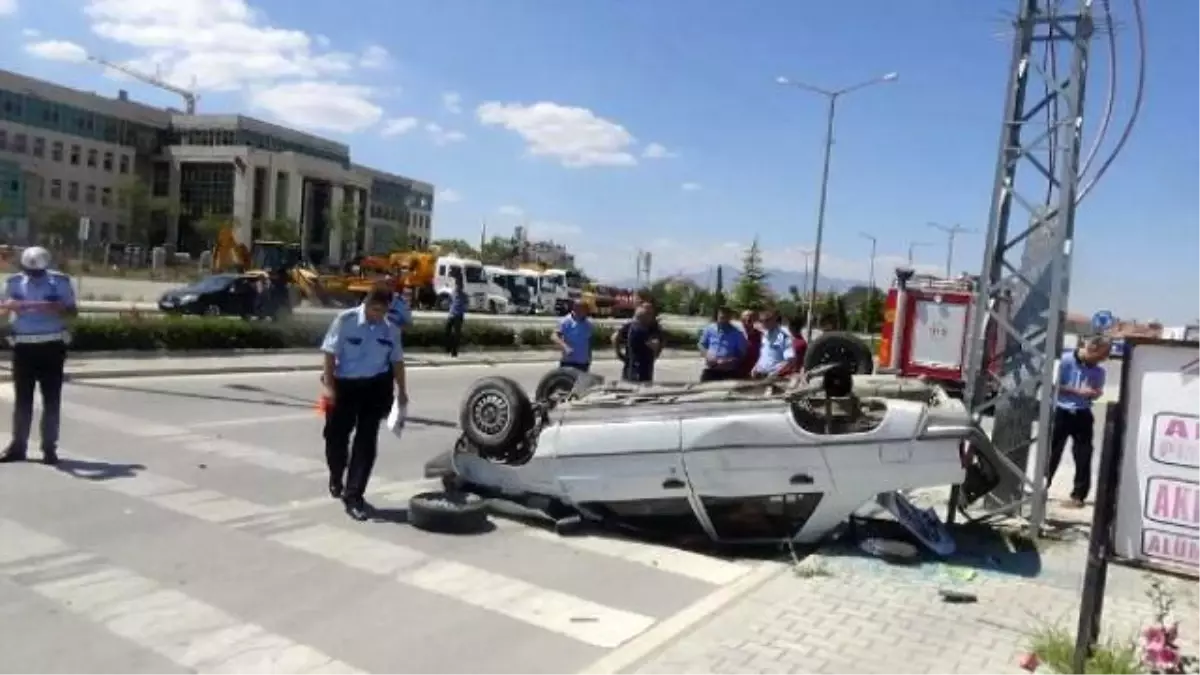 Otomobille, Köpeğe Çarpmamak İsterken Takla Attı: 1 Yaralı