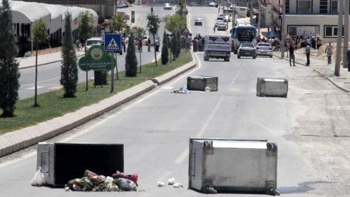 Şanlıurfa\'da Su Kesintisini, Yol Kapatarak Protesto Ettiler