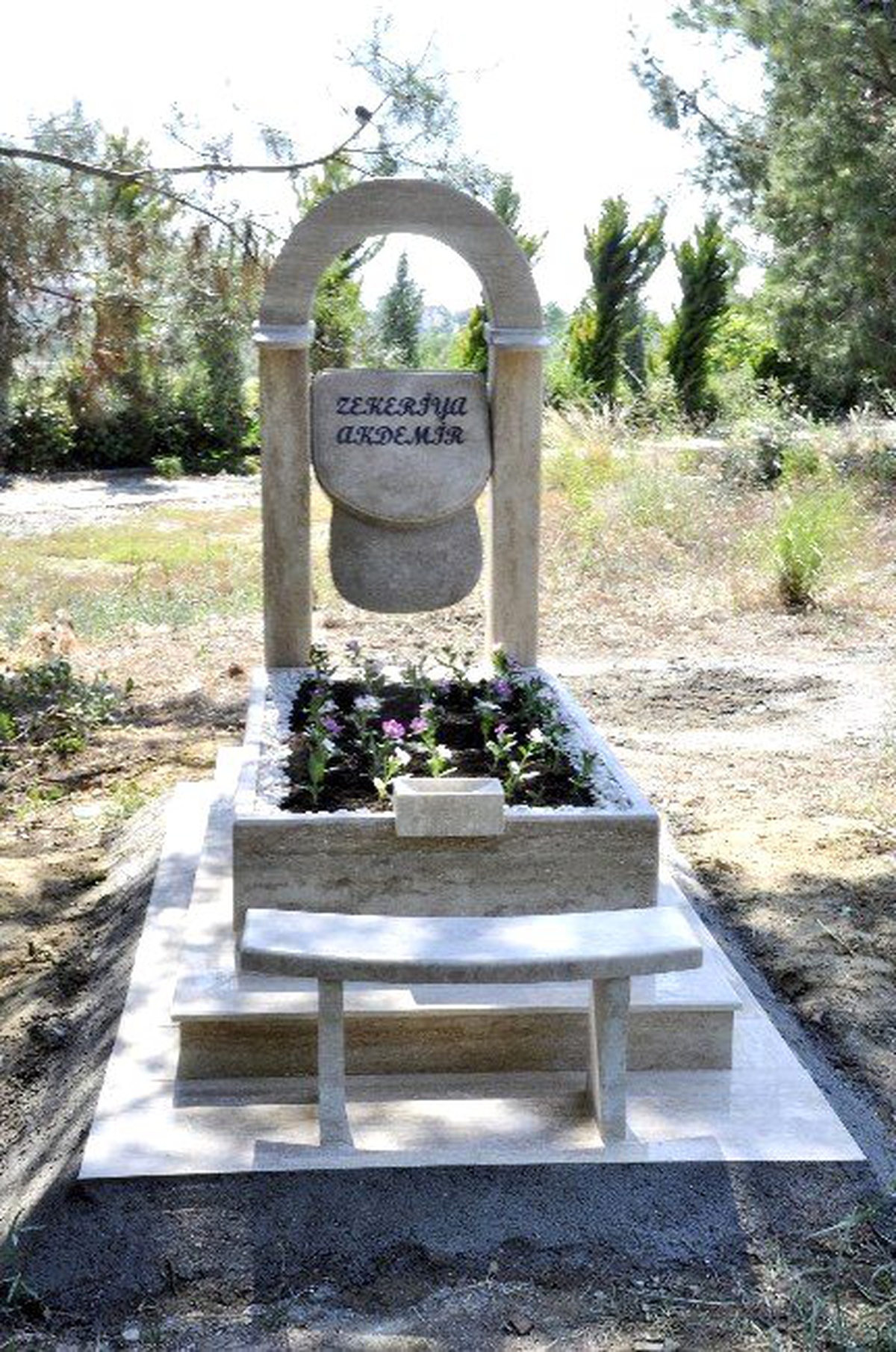 Şapkasız Çıkmayan Kocasının Mezar Taşını Şapka Şeklinde Yaptırdı