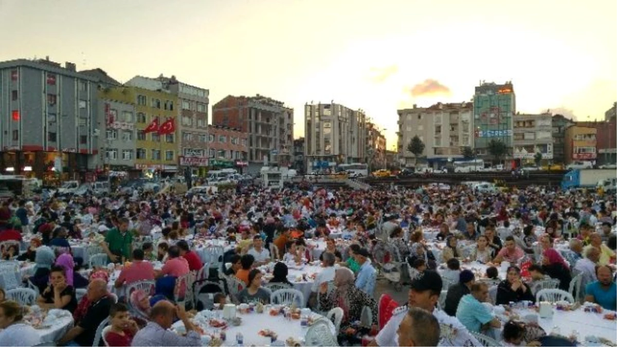 Zeytinburnu Meydanı\'nda Son İftar Yemeği