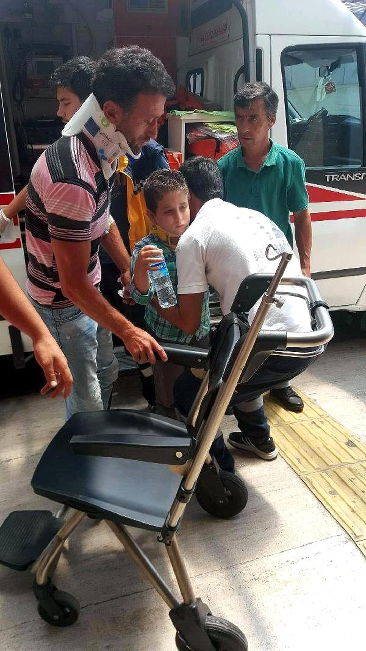 Zonguldak\'ta Otomobilin Çarptığı Baba- Oğul Yaralandı