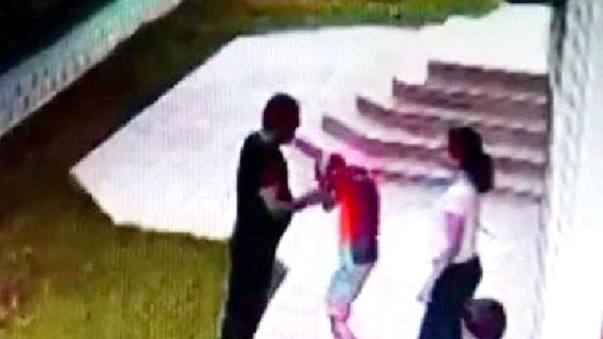 11 Yaşındaki Çocuğa Cami Bahçesinde Dayak