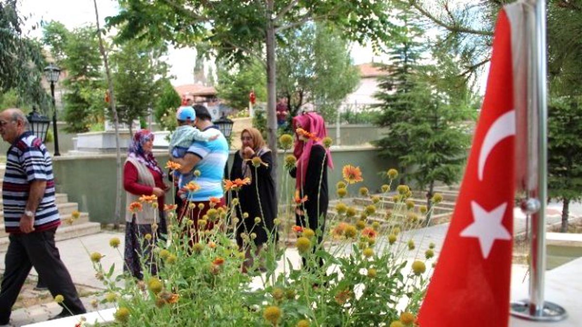 Aksaray\'da Şehitlik Ziyaretçileriyle Dolup Taştı