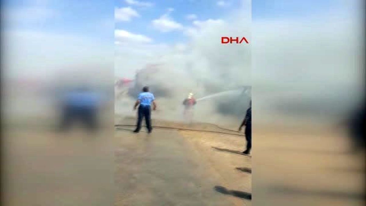 Ankara - Tır\'ın Dorsesindeki Saman Balyası Elektrik Teline Çarpıtı, 3 Araç Yandı