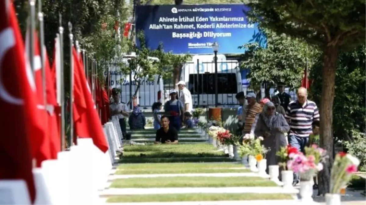 Antalyalılar Şehitlerini Unutmadı