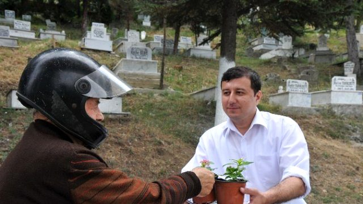 Arefe Günü Mezarlıkta Ziyaretçi Yoğunluğu