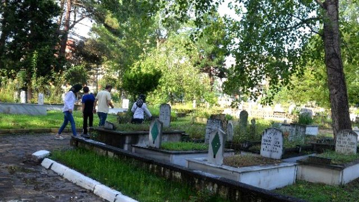 Arefe Günü Vatandaşlar Mezarlıklara Akın Etti