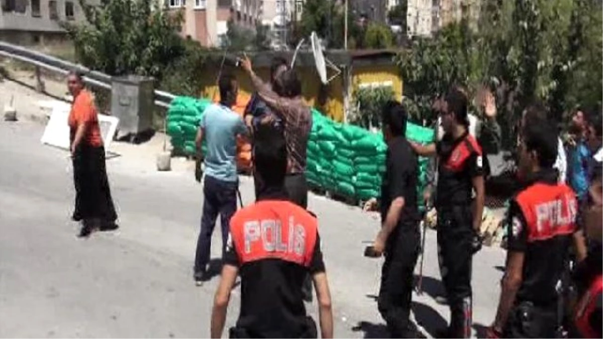 Ataşehir\'de Taşlı Sopalı Kavgaya Polisten Silahlı Müdahale