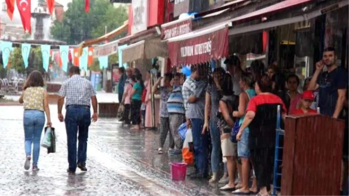 Bayram Alışverişinde Yağmur Süprizi