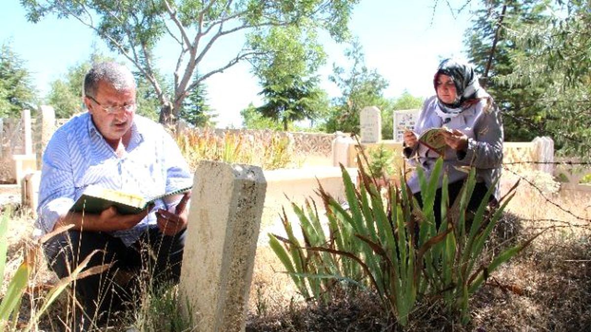 Bayram Arifesi Mezarlar Ziyaret Edildi