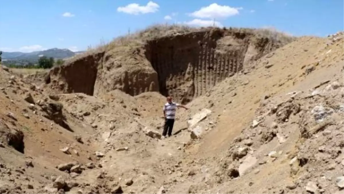 Burdur\'da Tarihi Höyük, Kaçak Kazıda Talan Edildi