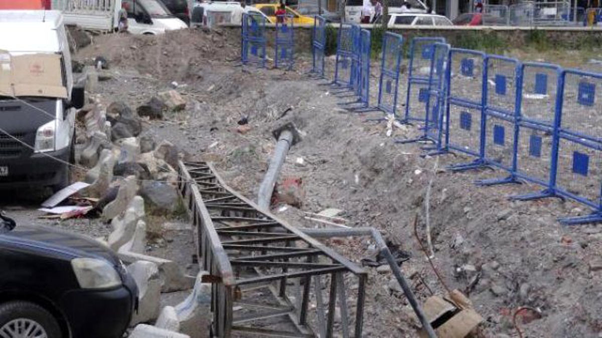 Emniyet Müdürlüğünün Güvenliği İçin Hendek Kazıldı