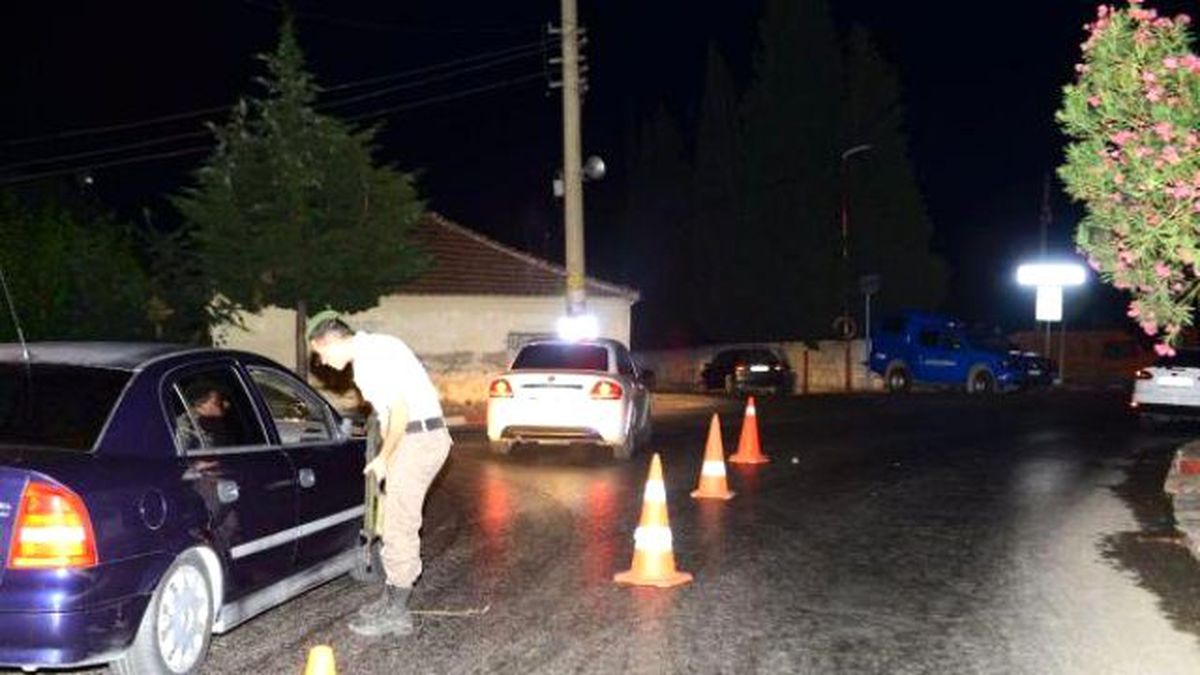 Gasp Edilen Araçta Otomatik Silah Bulundu, 2 Kişi Aranıyor