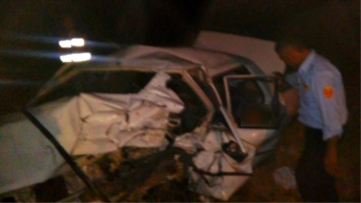 Hafif Ticari Araçla Otomobil Çarpıştı: 2 Ölü, 7 Yaralı