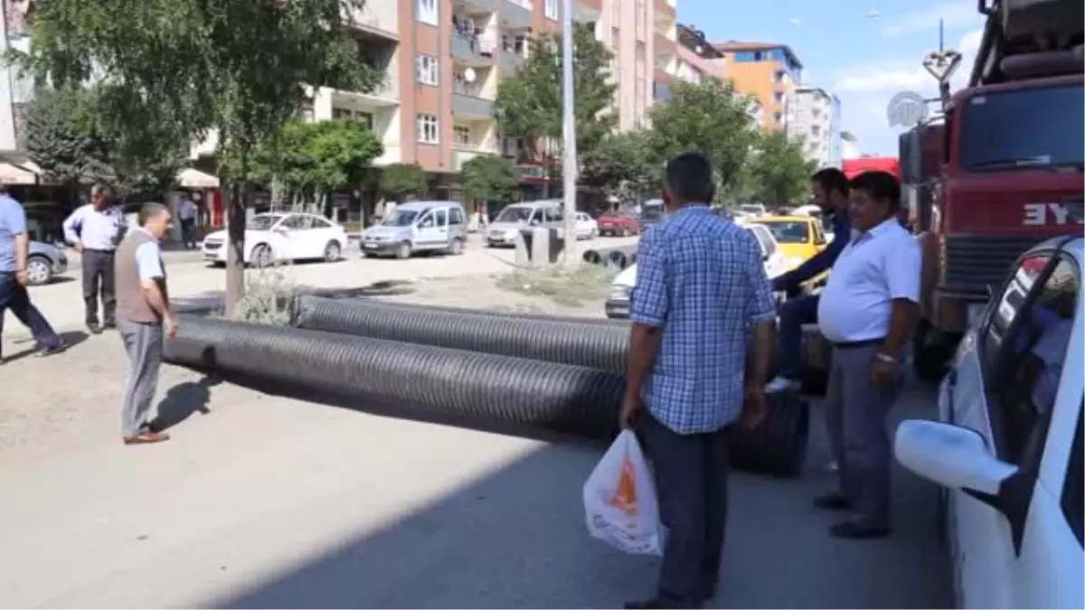 Iğdır\'da Mahalleli Yolu Trafiğe Kapattı