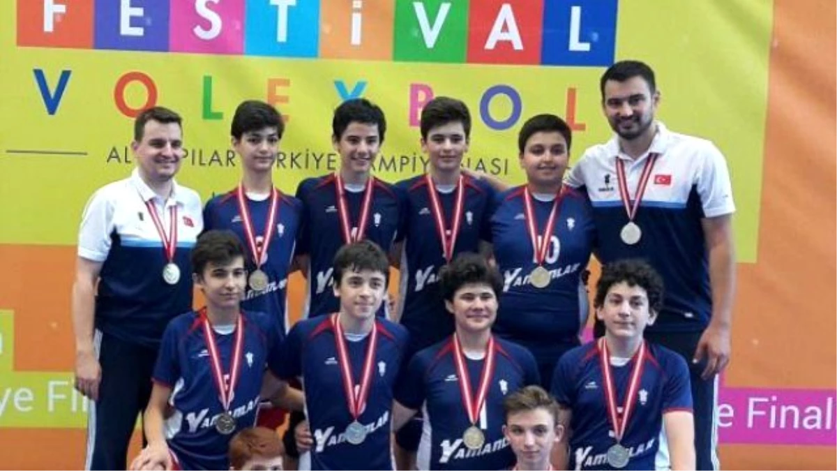İzmir Yamanlar Koleji Filede Şampiyon