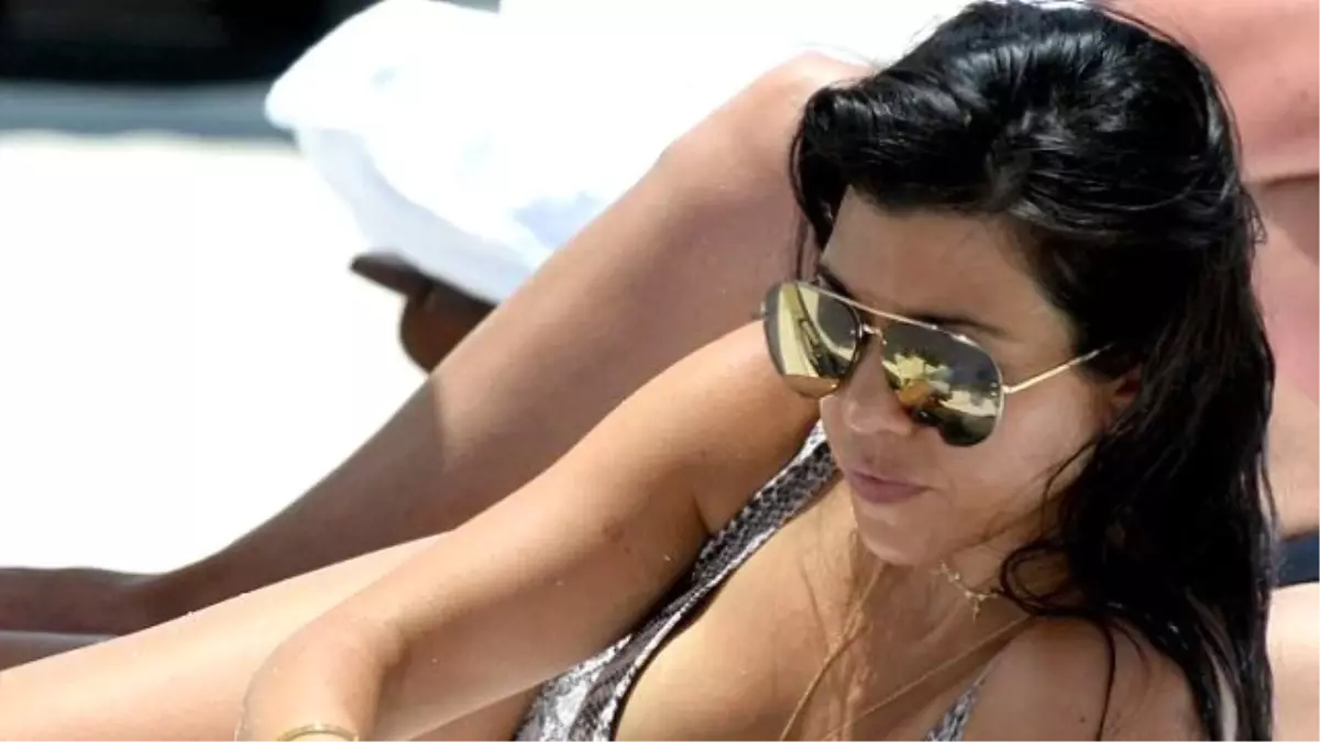 Kourtney Kardashian Tatil Sezonunu Açtı