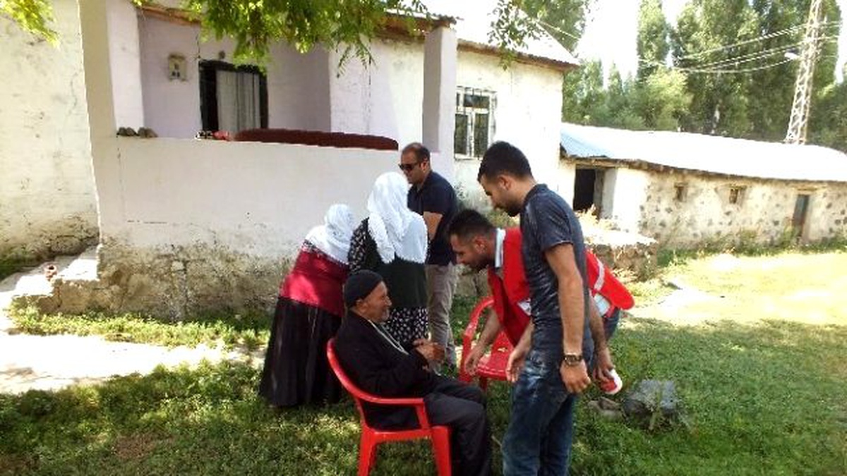 Malazgirt Kızılay\'dan 200 Aileye Gıda Yardımı
