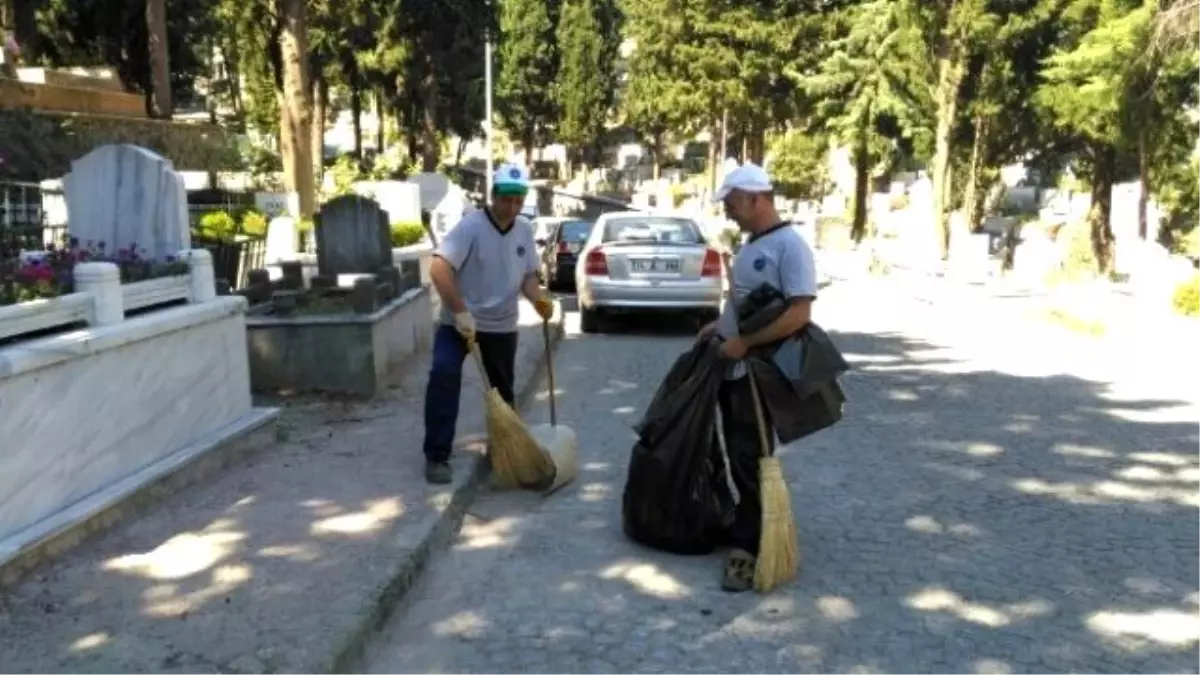 Mezarlıklar Bayrama Hazır