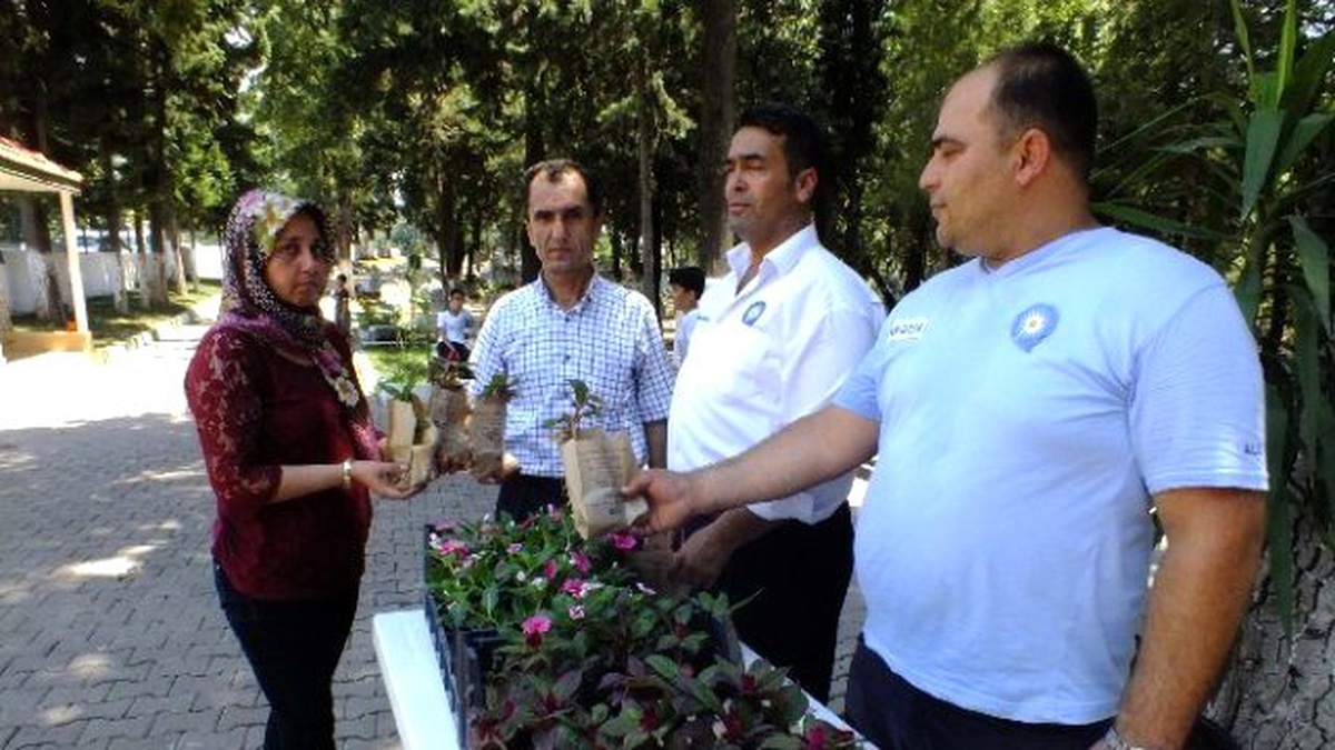 Serik\'teki Mezarlıklarda Çiçek Dağıtıldı