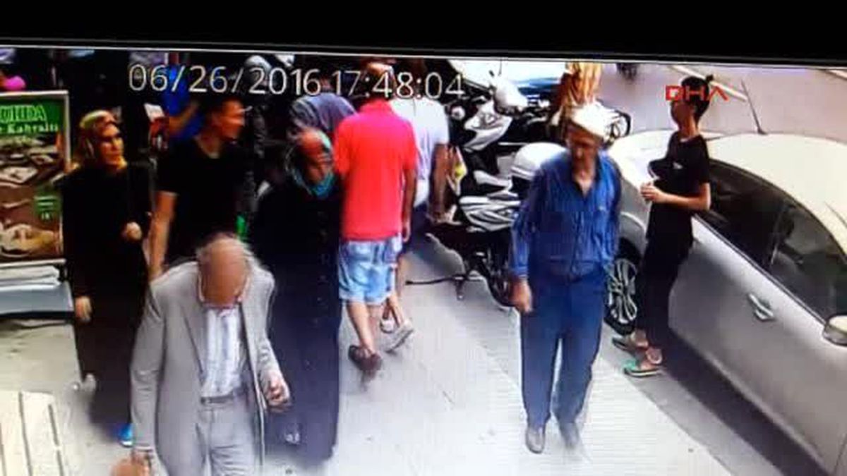 Sigara İçen Gence Yumruklu Saldırı