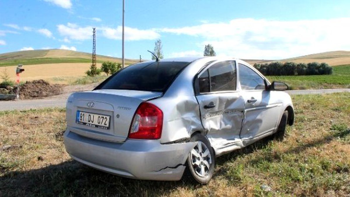 Sivas\'ta Trafik Kazası: 3 Yaralı