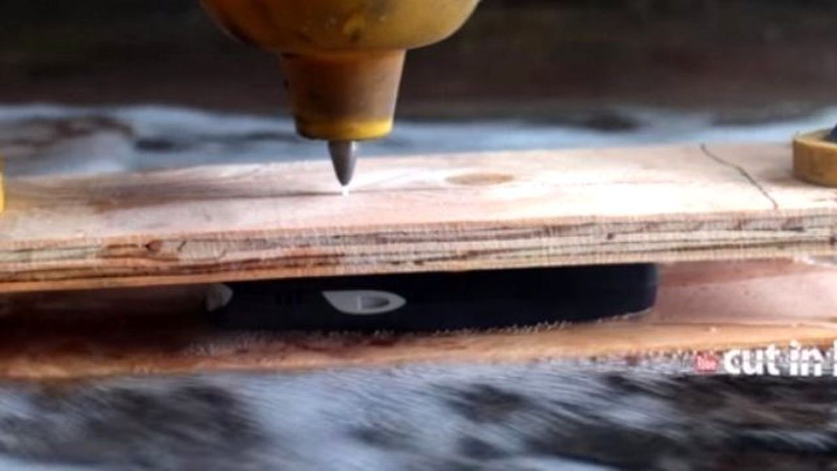 Su Jeti Kullanarak Nokia 3310'u İkiye Böldü