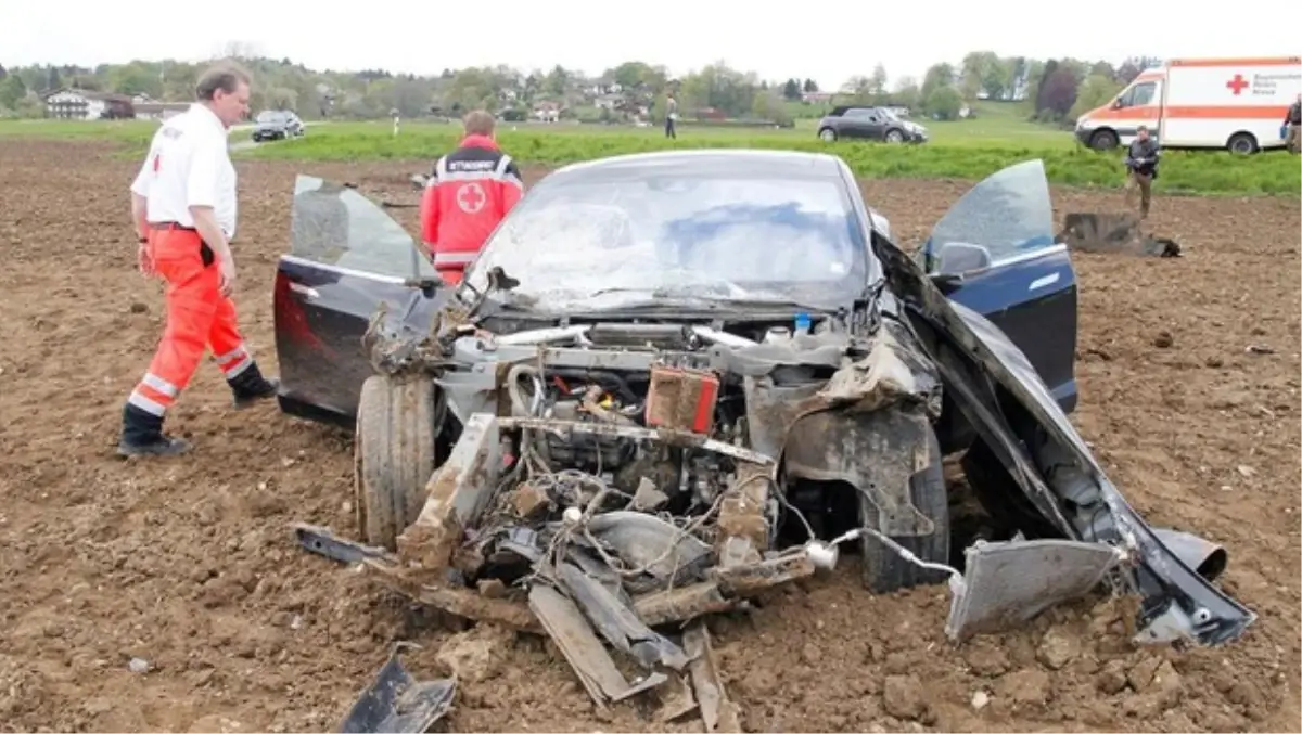 Tesla\'nın Otomatik Pilotu Kaza Yaptı!