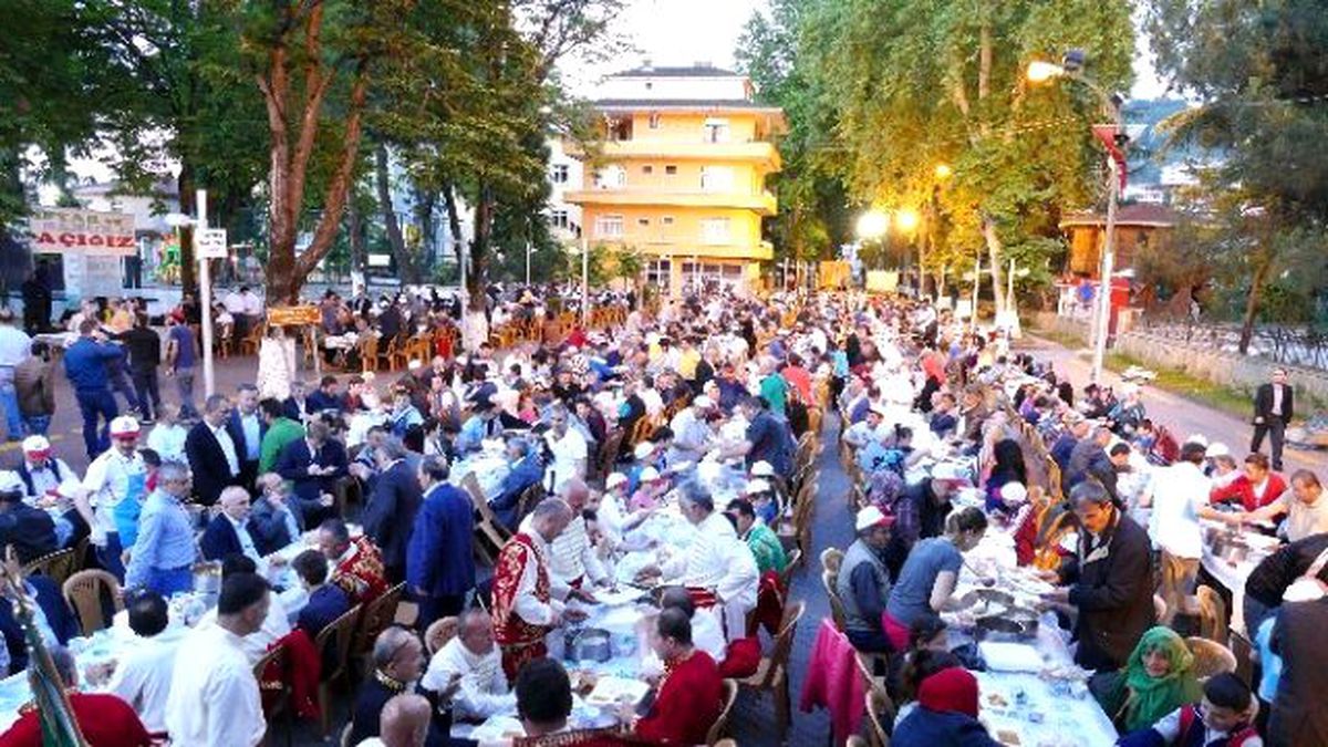 Trabzon Büyükşehir Belediyesi\'nin Gönül Sofraları On Binleri Bir Araya Getirdi