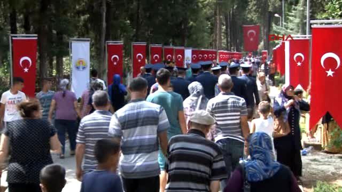 Vali Demirtaş ve İl Protokolünden Şehitlik Ziyareti